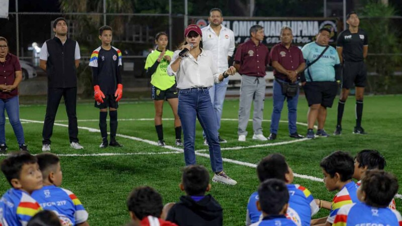 Impulsa Ana Paty Peralta desarrollo deportivo con inauguración de cancha de pasto sintético en la SM 217