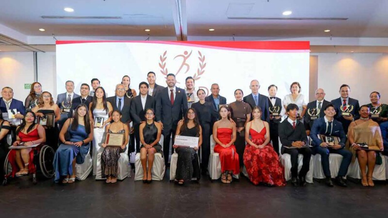 Galardona Ana Paty peralta a destacados deportistas cancunenses