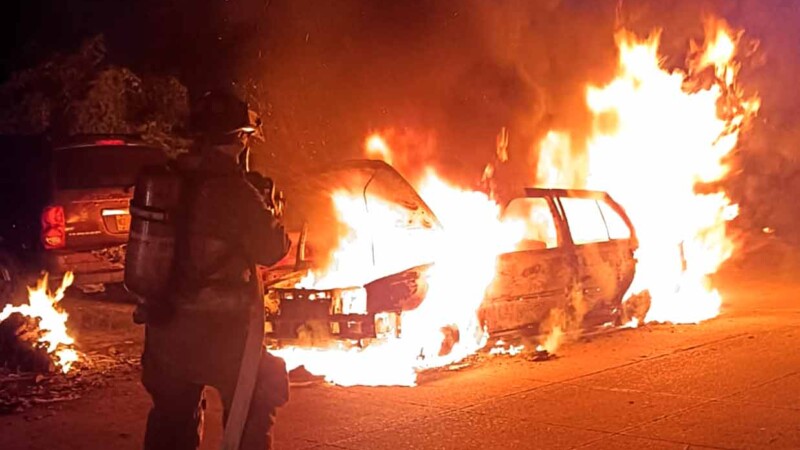 Atiende Heroico Cuerpo de Bomberos incendio vehicular en la SM 240