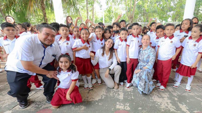 Junto a alumnos, Ana Paty Peralta celebra 123 aniversario de creación del territorio de Quintana Roo