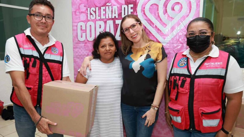 Atenea Gómez Ricalde entrega paquetes alimentarios del programa “Isleña de Corazón” en Ciudad Mujeres