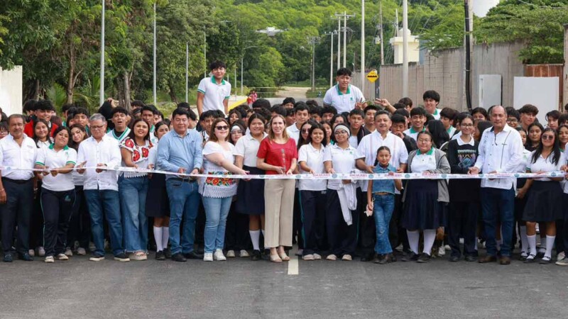 Atenea Gómez Ricalde inaugura nueva calle de acceso al Colegio de Bachilleres en Ciudad Mujeres