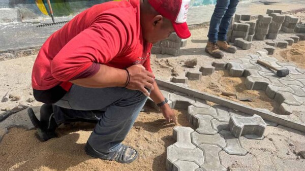 Gobierno Municipal avanza con la instalación de adocretos en el Centro de Isla Mujeres