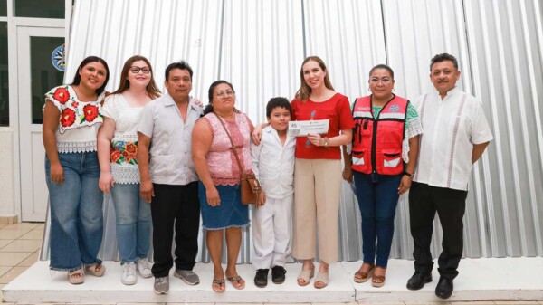 Atenea Gómez Ricalde continúa con la entrega de láminas de zinc en Ciudad Mujeres