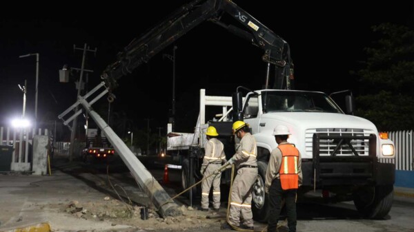 Avanza el soterramiento eléctrico en Isla Mujeres con el retiro de postes en la avenida Rueda Medina