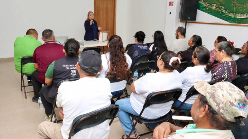 Asesoran a trabajadores de Puerto Morelos sobre el manejo de su afore