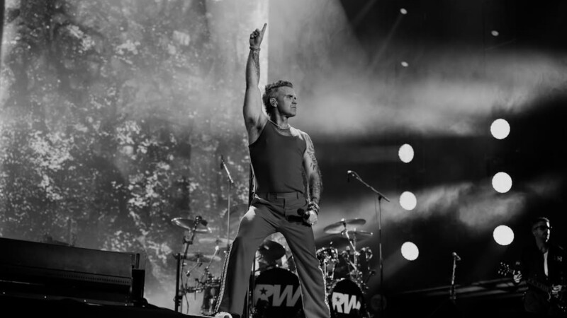 Robbie Williams preocupa por deterioro visual tras tratamiento para bajar de peso