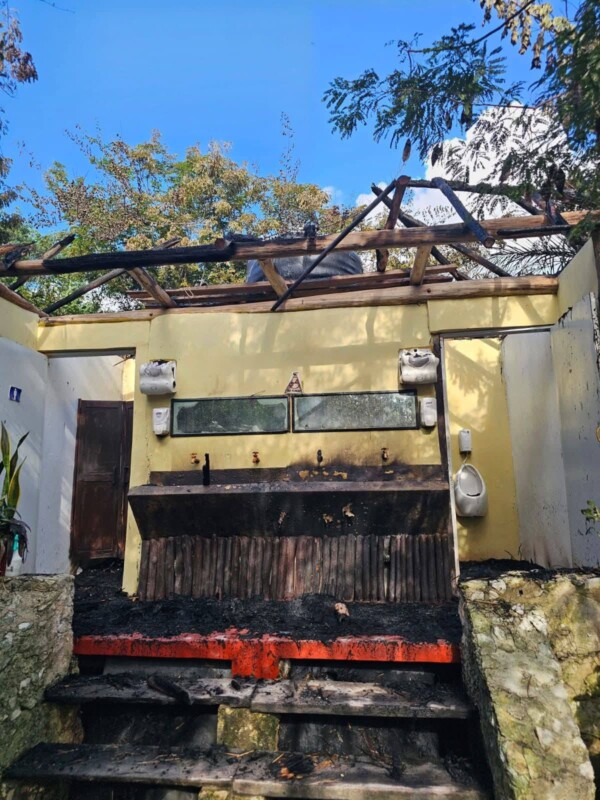 Investigan la causa de un incendio en base de operaciones de Aviomar en Cozumel; hubo daños considerables al equipo y a las instalaciones operativas.