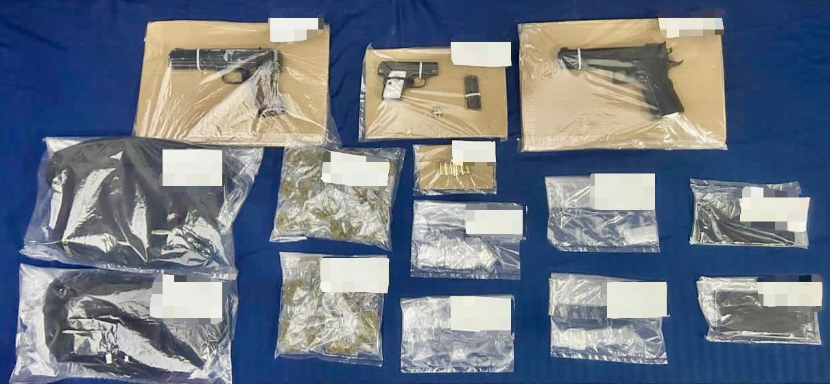 Detenidos en Villas Otoch por delitos contra la salud y portación de arma; las drogas y objetos decomisados a Rafael “N” y Esban Haziel “N”.