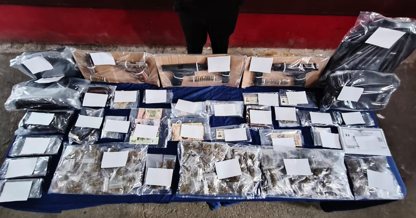 Cuatro detenidos con armas y drogas cerca de la plaza Outlet en Cancún; entre ellos se encuentra un prófugo por homicidio en Yucatán.