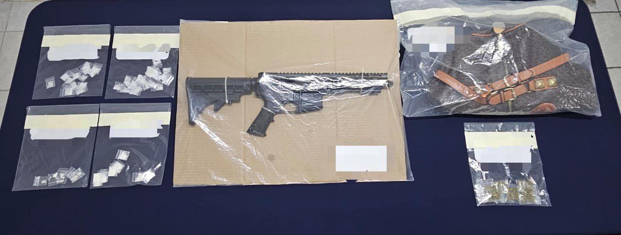 Detienen a una pareja por narcomenudeo en Cozumel; las autoridades aseguraron diversas dosis de drogas y un arma de alto poder.