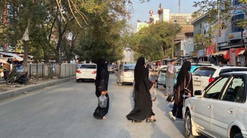 Joven afgana debe trabajar disfrazada de hombre para vivir