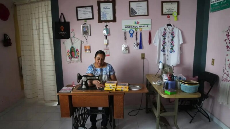 Arte de mujeres indígenas en los vestidos de Sheinbaum