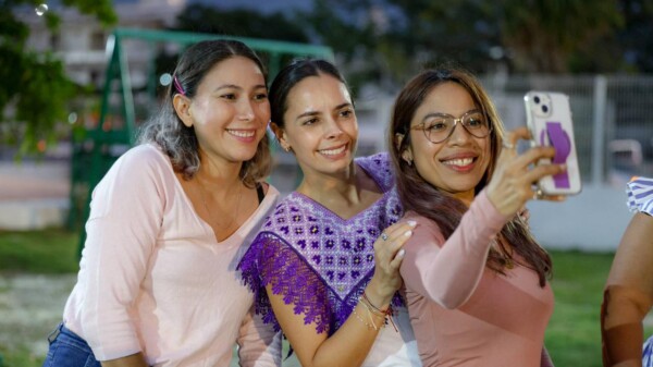 Fortalece Ana Paty Peralta el empoderamiento femenino en posada del IMM