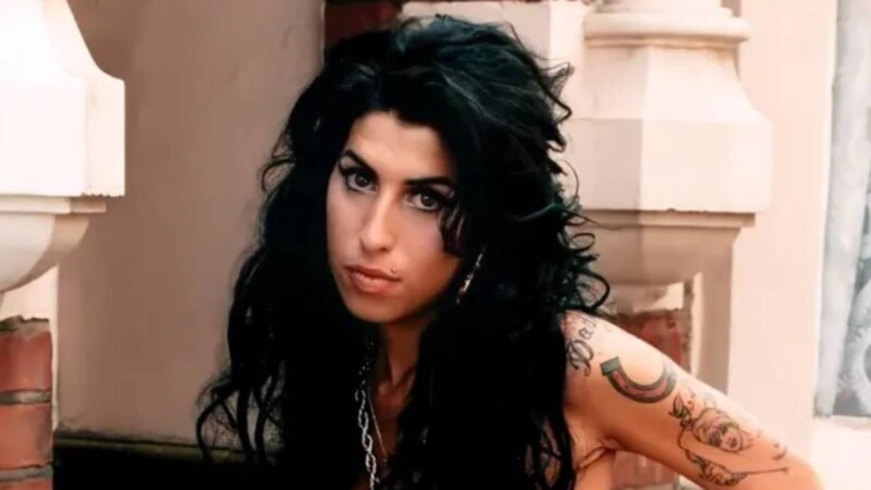 El padre de Amy Winehouse demanda la venta de más de 150 objetos personales de la cantante