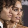 Miley Cyrus desata rumores de compromiso tras presumir anillo en alfombra roja