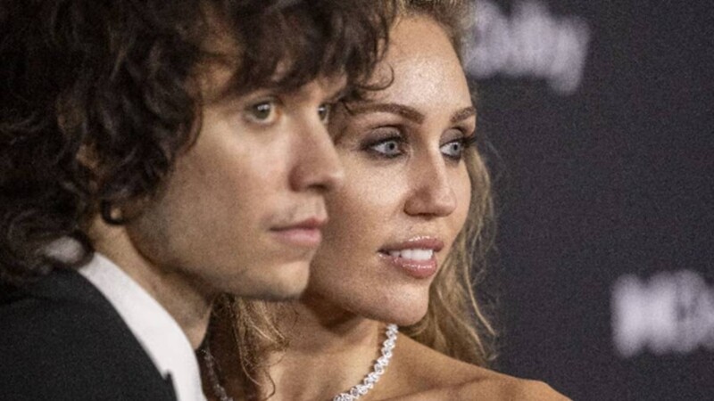 Miley Cyrus desata rumores de compromiso tras presumir anillo en alfombra roja