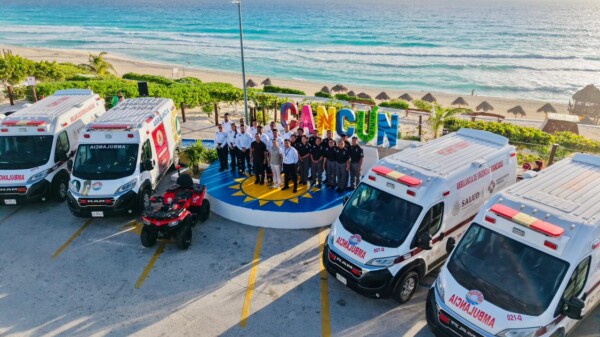 Dota Ana Paty Peralta de uniformes a guardavidas en playas de Cancún
