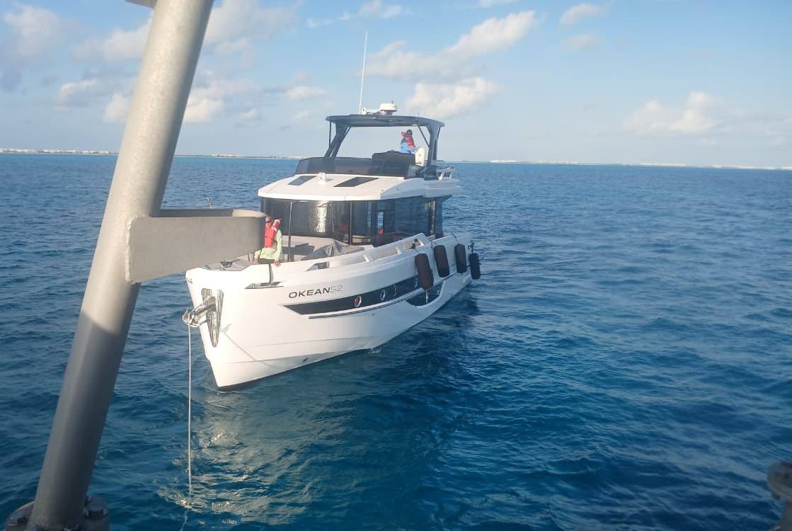 Rescata la Marina a tripulantes de una yate de EU cerca de Isla Mujeres; la embarcación “Carguito” se quedó su corriente y propulsión.
