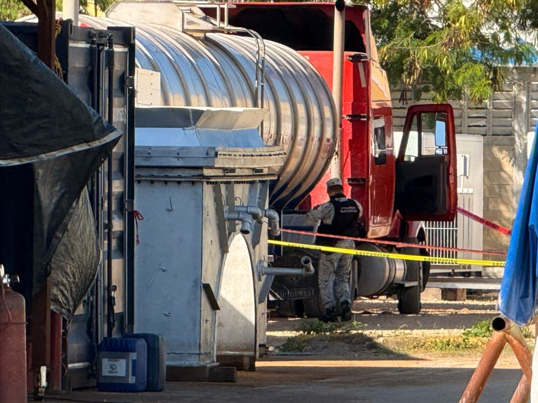 Descubren presunto huachicoleo en una subestación de la CFE en Cancún; autoridades detectaron una pipa transportando combustible cuya procedencia el chofer no pudo acreditar legalmente.