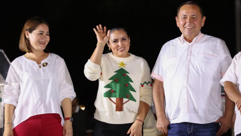Acompaña Blanca Merari a la gobernadora Mara Lezama en el encendido del árbol navideño en la Explanada de la Bandera