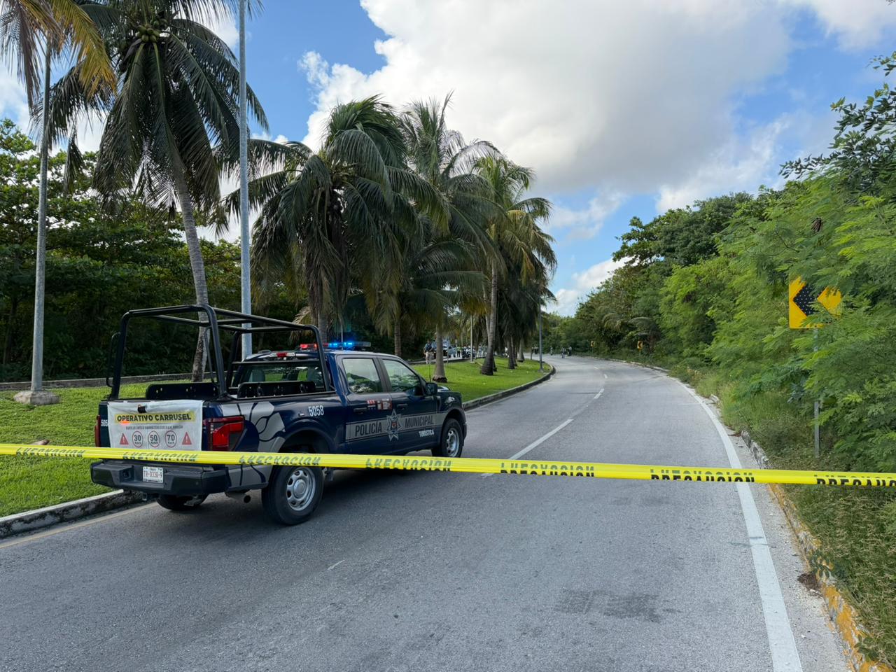 Elemento de la Guardia Nacional pierde la vida en un accidente en la Zona Hotelera de Cancún (VIDEO); sufre un derrapón en su motocicleta.