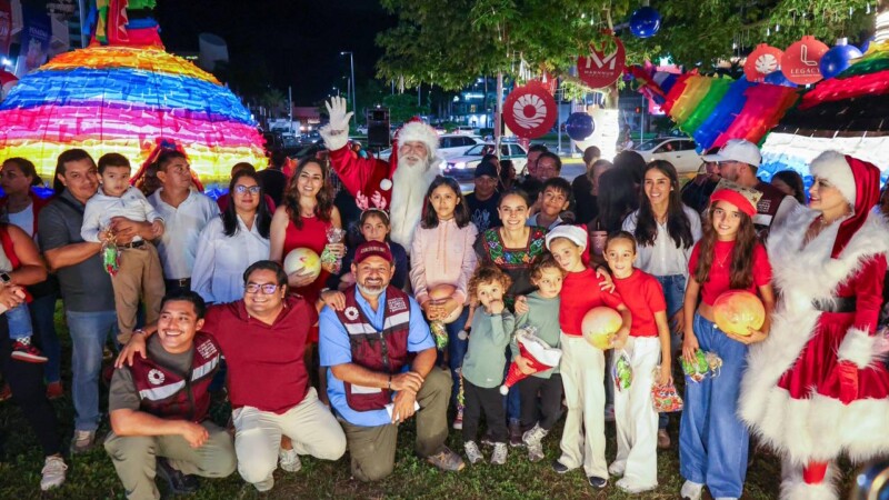 Sigue Ana Paty peralta encendiendo el espíritu navideño en Cancún