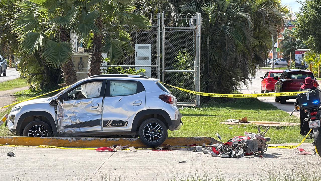 Muere motociclista en aparatoso choque en la avenida Huayacán de Cancún (VIDEO); conductor de un vehículo particular le corta el paso al salir de la 135.