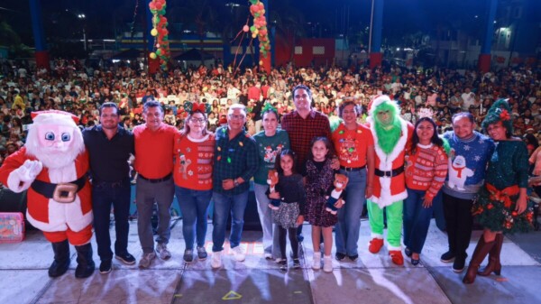 Atenea Gómez Ricalde celebra con éxito rotundo el Festival Navideño de Isla Mujeres