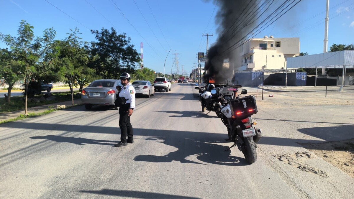 Incendio ‘devora’ grúa en la avenida Huayacán de Cancún; se presume que el siniestro ocurrió por una falla eléctrica sin que hubiera víctimas.