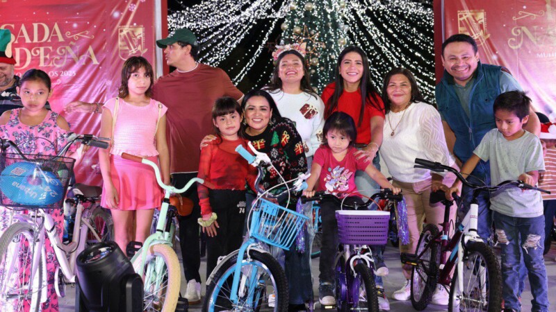 Llenan niñas, niños y familias el parque principal en la Posada Navideña Puerto Morelos 2025