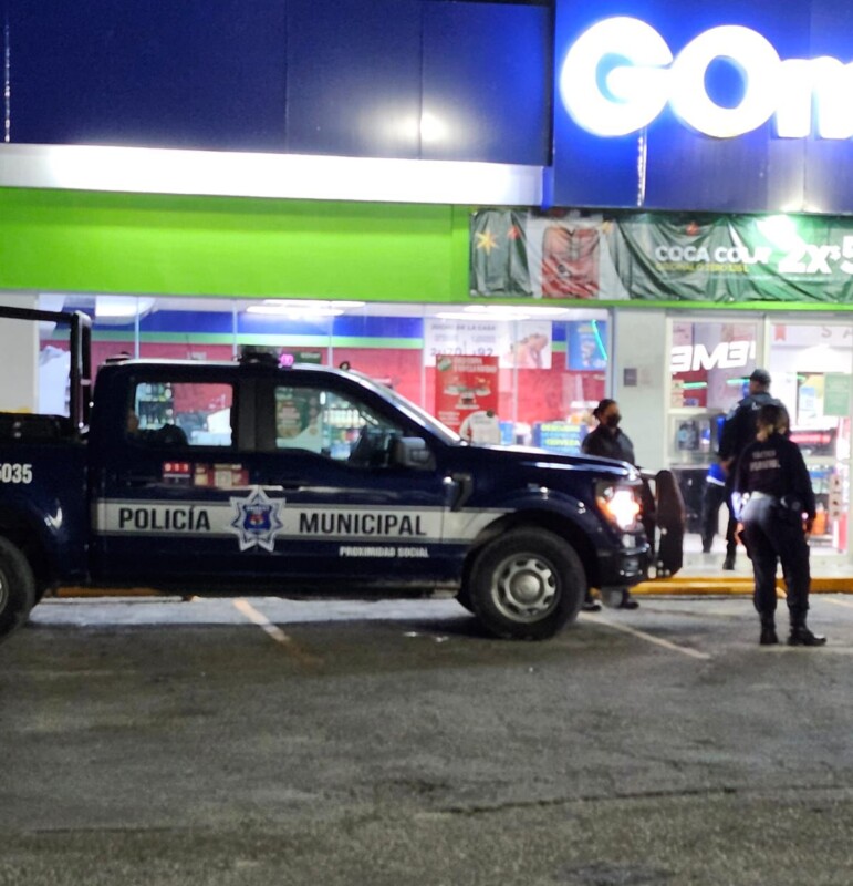 Sujetos disparan contra una tienda de conveniencia en la Supermanzana 234 de Cancún; el ataque se perpetró por la negativa a venta de alcohol.