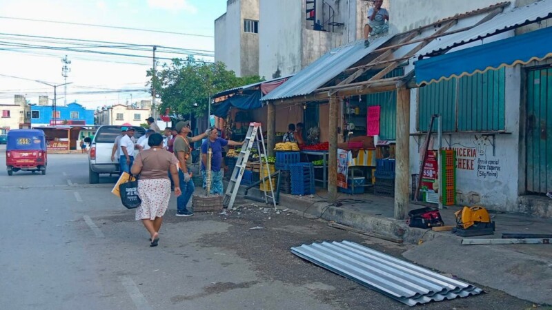Aplica Ayuntamiento de Benito Juárez medidas contra comercios que invaden banquetas en la Supermanzana 259