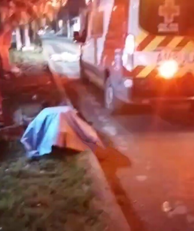 Fallece motociclista en trágico accidente en la avenida Kabah de Cancún; aparentemente derrapó por el pavimento mojado.