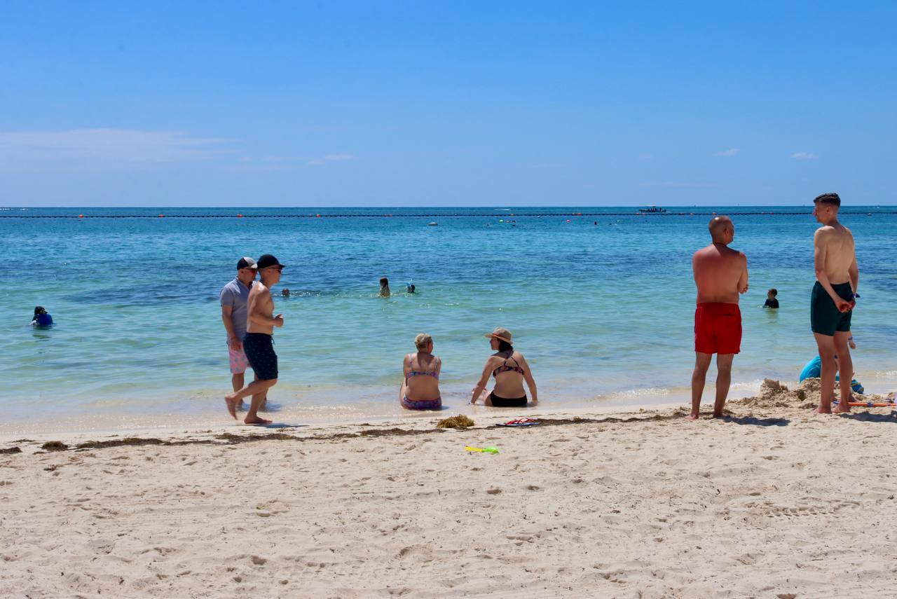 Reporta Puerto Morelos saldo blanco en los primeros días de vacaciones de invierno; Con una ocupación turística superior al 82 por ciento en las 7 mil 900 habitaciones del destino, las corporaciones de Protección Civil y Seguridad Ciudadana mantienen vigilancia permanente en zonas de mayor afluencia, tanto en playas como en la cabecera municipal.