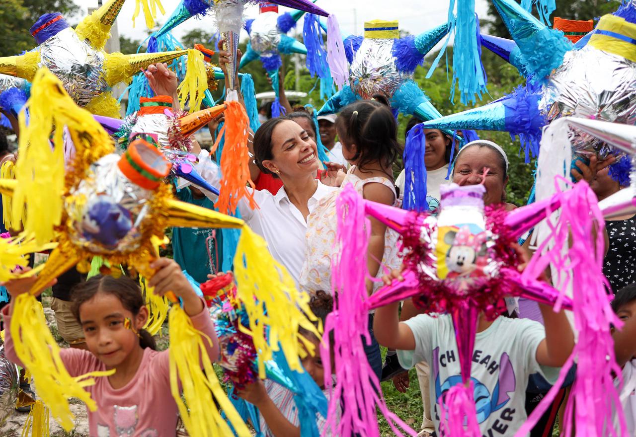 El mejor regalo de Navidad es compartir con nuestras niñas y niños: Ana Paty Peralta; Reciben bicicletas niñas y niños de “El Porvenir 2”.