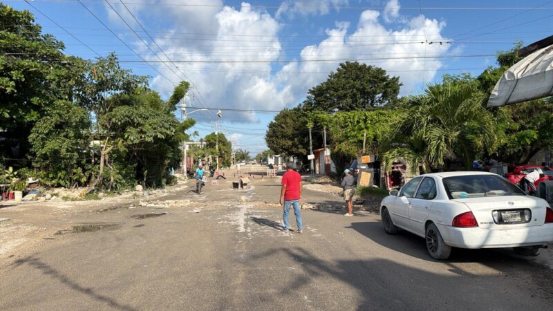 Vecinos de la Supermanzana 226 realizan protesta por calles intransitables (VIDEO)