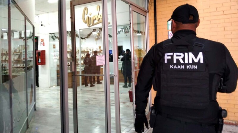 Sujetos perpetran robo a joyería en Plaza de Cancún