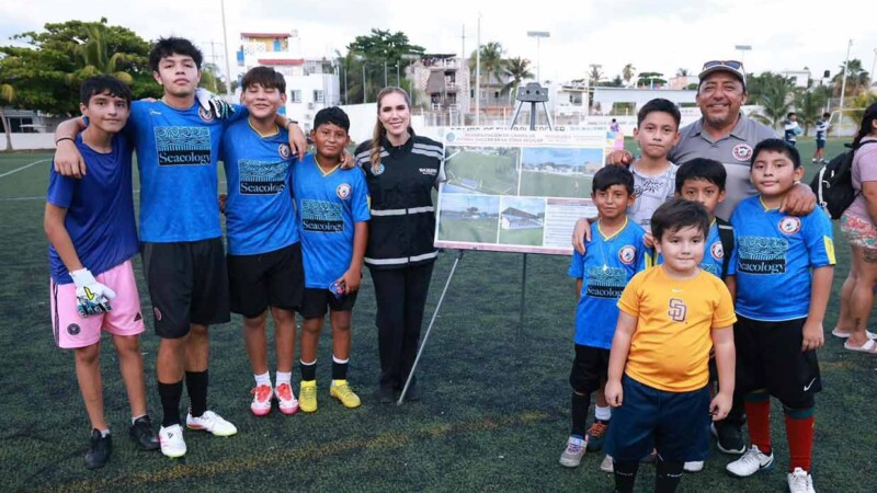 Gobierno de Isla Mujeres avanza con la rehabilitación del campo de fútbol soccer de la Salina