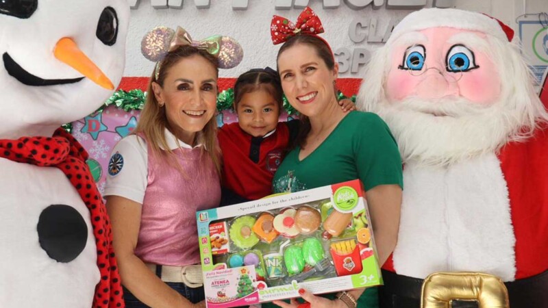 Atenea Gómez Ricalde sigue llevando juguetes y alegría a la niñez con “Navidad en tu Escuela”