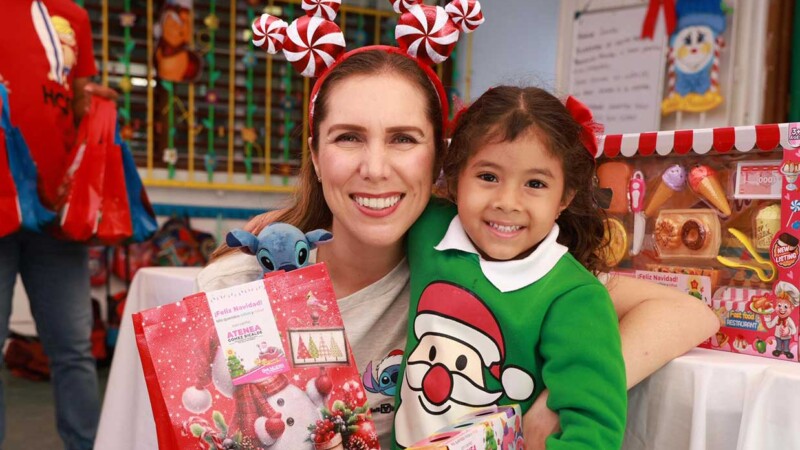 Atenea Gómez Ricalde continúa llevando juguetes y alegría a la niñez de Isla Mujeres