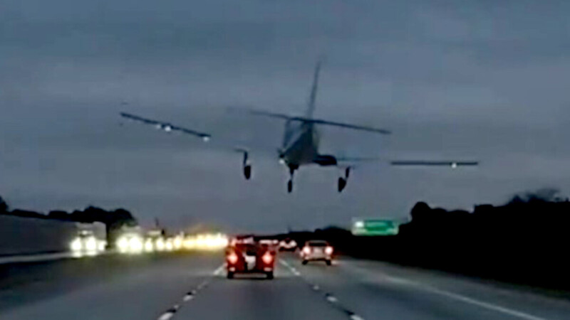 Avioneta aterriza sobre automóvil en autopista de Florida