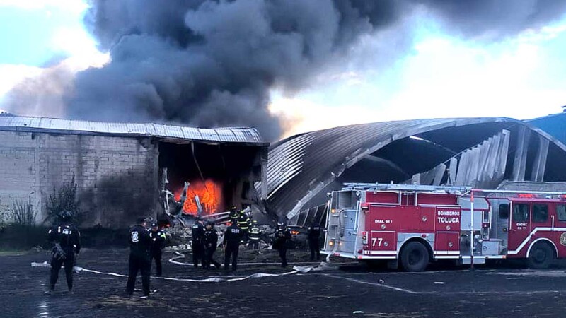 Avionazo en Toluca deja seis muertos, confirma Protección Civil