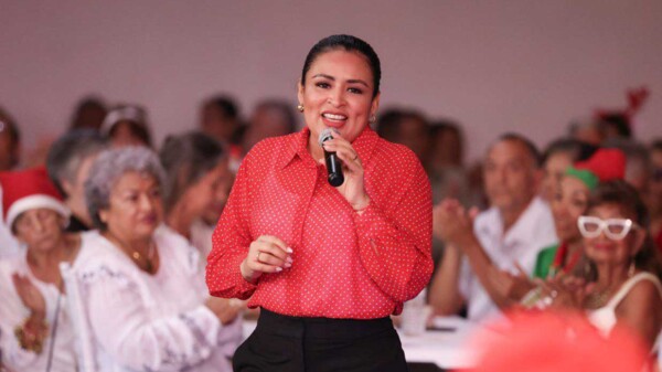 Festeja Blanca Merari en la "Posada Navideña y del Recuerdo" a los abuelitos de la casa del adulto mayor "Nohoc Uinic"