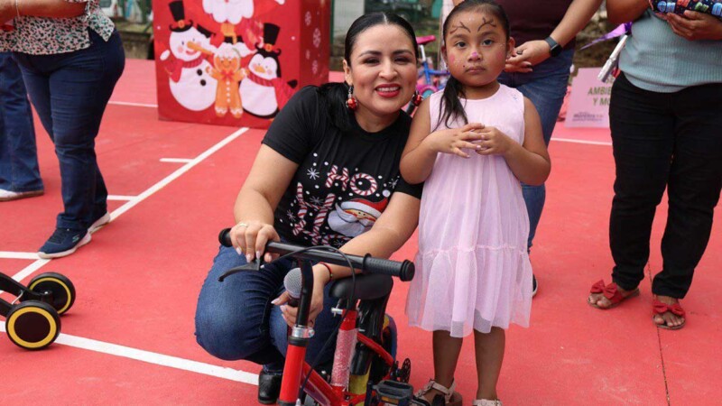 Lleva Blanca Merari alegria navideña a 47 niñas, niños y familias de Delirios y Central Vallarta