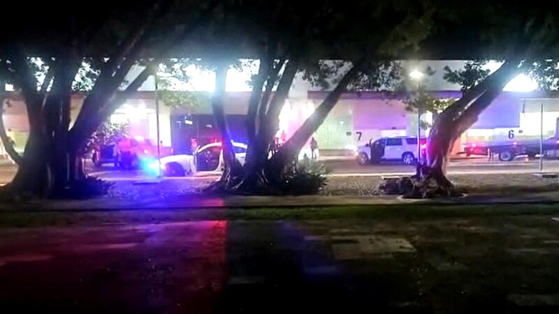 Detienen a dos sujetos armados en camioneta blindada en el Aeropuerto de Cancún