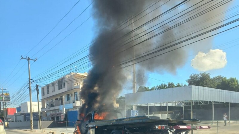 Incendio ‘devora’ grúa en la avenida Huayacán de Cancún
