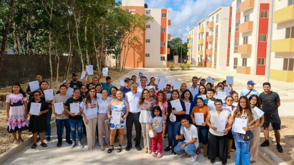Entregan Mara Lezama y Octavio Romero el acceso a hogares dignos para familias trabajadoras en Cancún con el programa Viviendas para el Bienestar