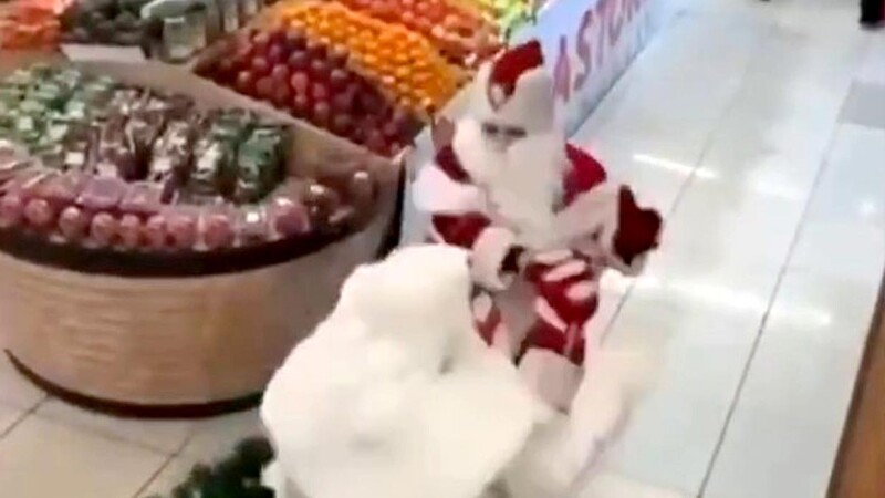 Papás Noel se reparten golpes y no regalos en inesperado encontronazo