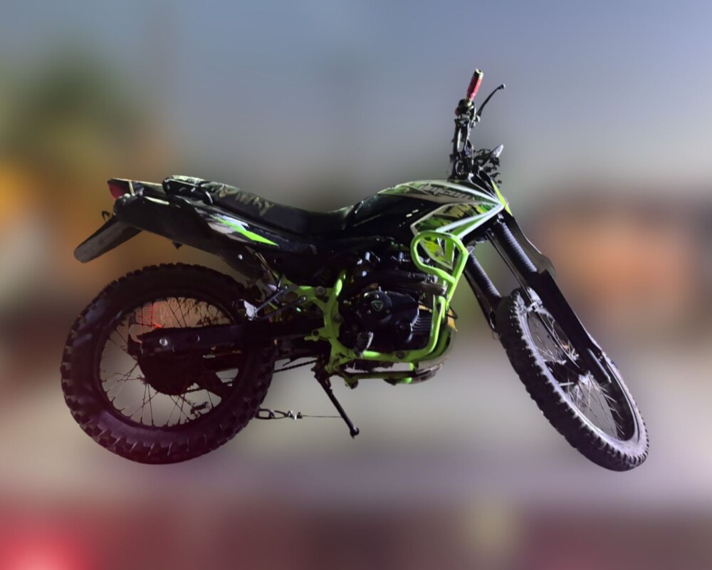 Detienen a sujeto buscado por desaparición de personas en Cancún; Roger Saúl “N”, alias “Garabato” y otro masculino se desplazaban en una moto.